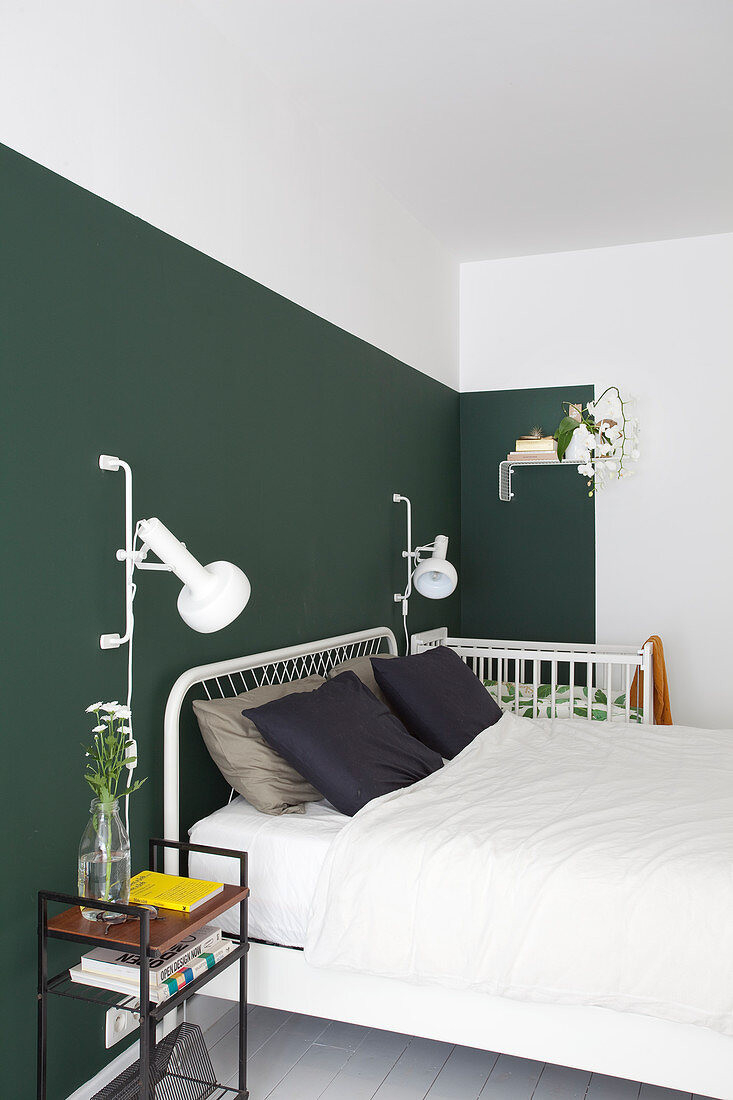 Dunkelgrüne Wand Im Schlafzimmer Mit … – Bild Kaufen – 12966085 with Dunkelgrüne Wand Schlafzimmer