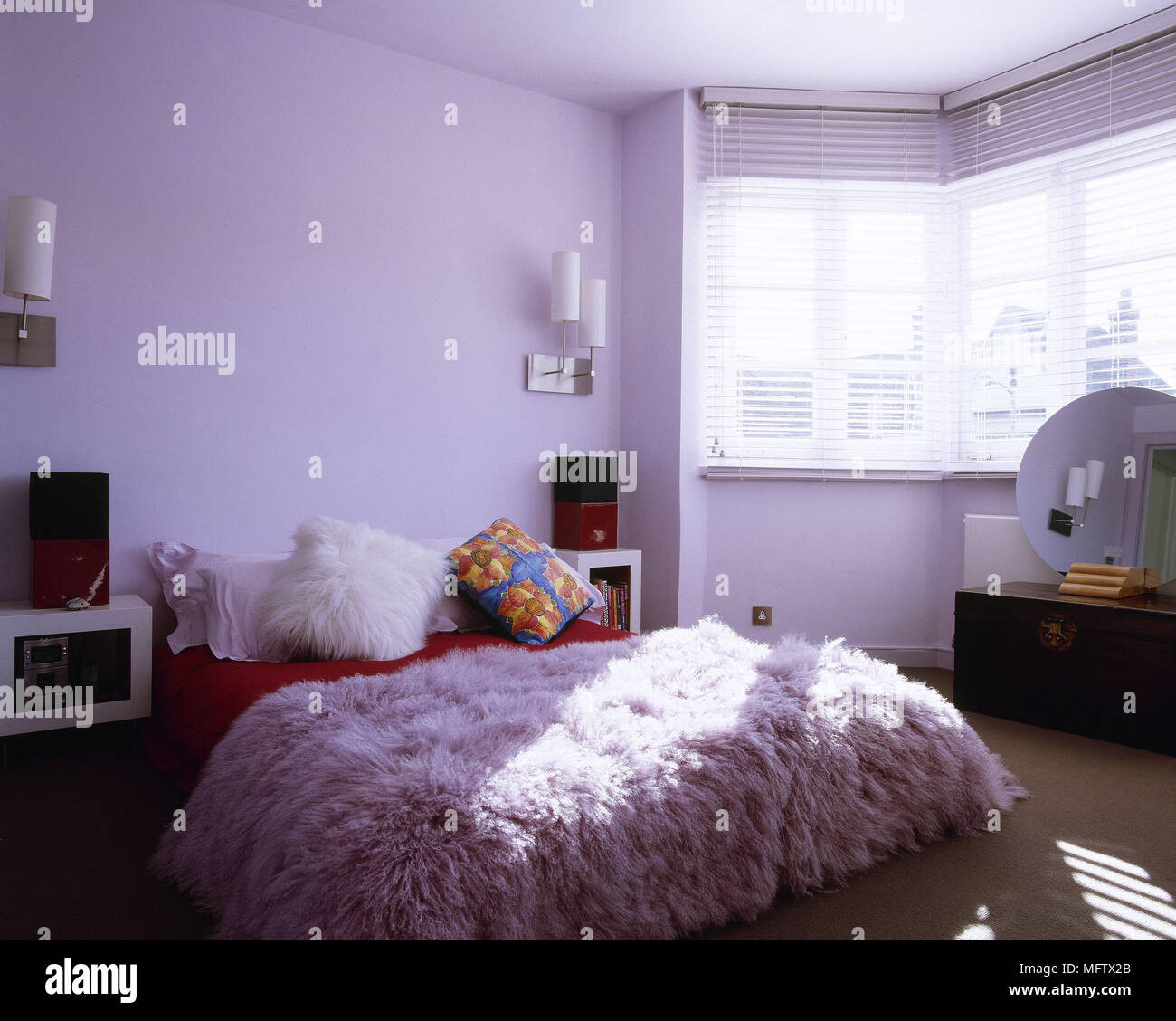 Lavendel Schlafzimmer Mit Doppelbett Und Texturierte Rosa in Lavendel Im Schlafzimmer