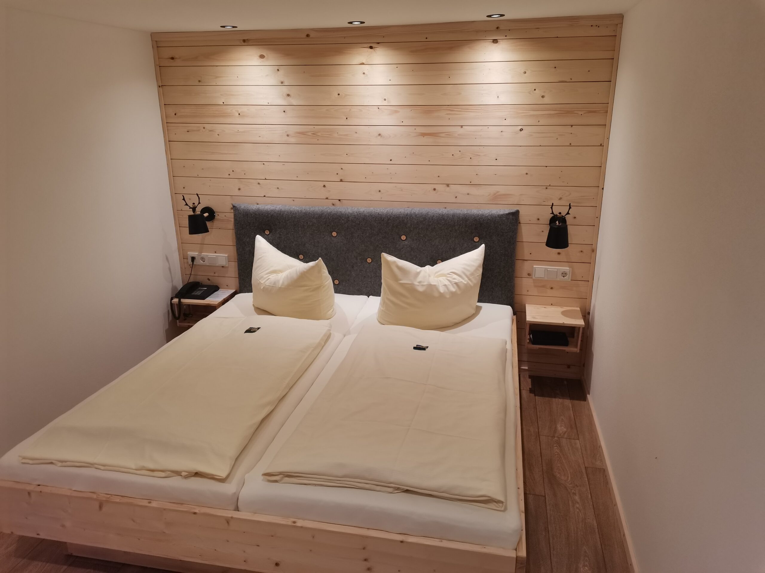 Rustikales Hotelzimmer &quot;Alpenstil&quot; | Holzwerken pertaining to Schlafzimmer Alpenstil