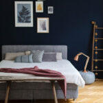 Schlafzimmer Mit Blauer Wand Und … – Bild Kaufen – 11459581 Within Dunkelblaue Wand Schlafzimmer