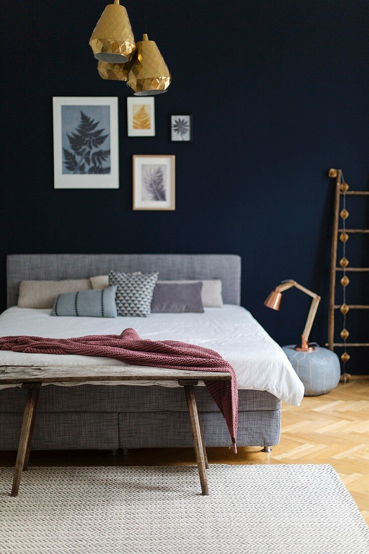 Schlafzimmer Mit Blauer Wand Und … – Bild Kaufen – 11459581 within Dunkelblaue Wand Schlafzimmer